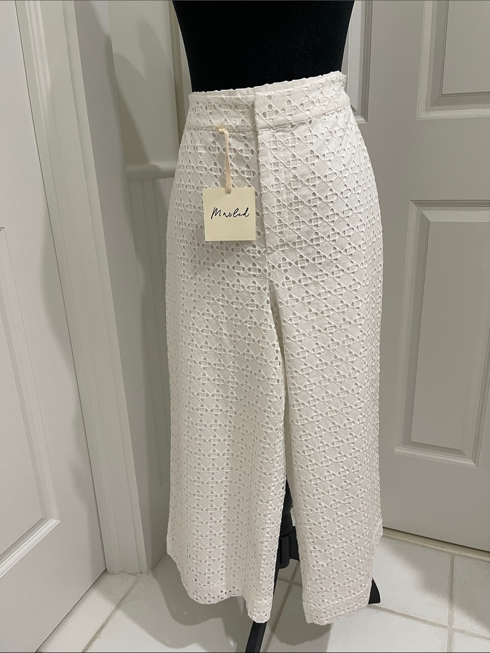 Marled White Eyelet Cropped Pants Size 8 NWT